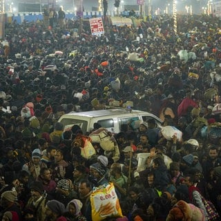 Ein Krankenwagen inmitten einer Menschenmenge beim Kumbh Mela Fest in Indien. Dort gab es eine Massenpanik mit Toten und Verletzten.