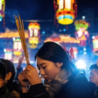 Gläubige verbrennen Weihrauch im Wong-Tai-Sin-Tempel, um das Neujahrsfest der Schlange in Hongkong zu begrüßen. Im Januar 2025 beginnt das Jahr der Schlange.