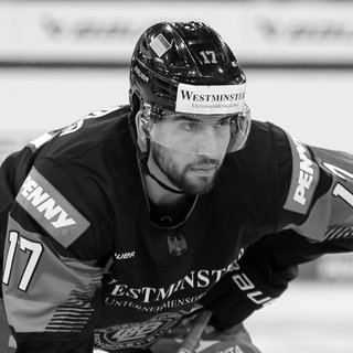 Eishockey: Deutschland Cup, Deutschland - Dänemark, Gruppenphase, 1. Spieltag. Deutschlands Tobias Eder. Der deutsche Eishockey-Nationalspieler Tobias Eder ist an den Komplikationen einer Krebserkrankung gestorben.