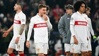 Spieler des VfB Stuttgart reagieren auf das Ende bei der Champions League.