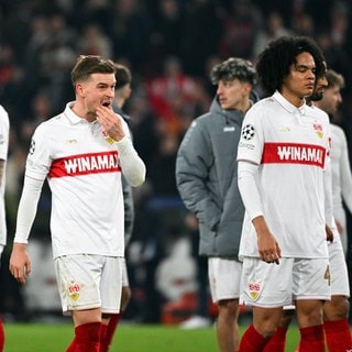 Spieler des VfB Stuttgart reagieren auf das Ende bei der Champions League.