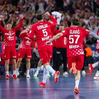 Kroatiens Handballer feiern den Siegt im Halbfinale gegen Frankreich und den Einzug ins WM-Finale