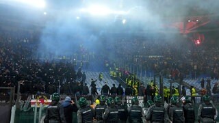 Fußball: Europa League, AS Rom - Eintracht Frankfurt, Vorrunde, 8. Spieltag, Stadio Olimpico, Polizisten stehen vor den Zuschauerrängen während Sicherheitskräfte versuchen die Fangruppen voneinander zu trennen.