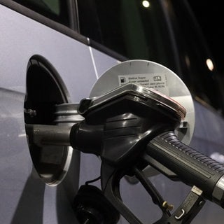 Ein Zapfhahn steckt in einem Auto. Eine Tankstelle in Leutkirch hat nachts Sprit für nur einen Cent pro Liter verkauft.