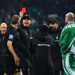 Werder-Trainer Ole Werner kriegt nach dem Spiel die rote Karte wegen Meckerns