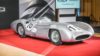 Ein seltener «Silberpfeil»-Rennwagen aus dem Jahr 1954 wird im Mercedes-Benz-Museum vom Auktionshaus Sotheby's ür 46,5 Millionen Euro versteigert.