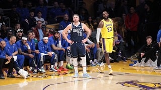 Luka Doncic von den Dallas Mavericks und LeBron James von den Los Angeles Lakers stehen auf einem NBA-Court.