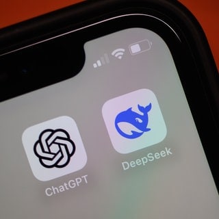 Die App des chinesischen KI-Start-ups DeepSeek (r) und die App von ChatGPT sind auf einem Smartphone zu sehen.