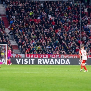 Beim Heimspiel des FC Bayern München gegen Union Berlin am 24. Januar 2024 in der Allianz Arena ist eine Bandenwerbung von "Visit Rwanda" zu sehen.