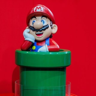 Eine Plastikskulptur von Super Mario