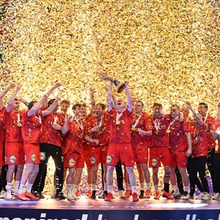 Hier jubeln Dänemarks Handballer: Im Finale der Handball-WM gegen Kroatien hat sich Dänemark mit 32:26 den Titel geholt. Es ist der vierte WM-Titel für Dänemarks Handballer in Folge.