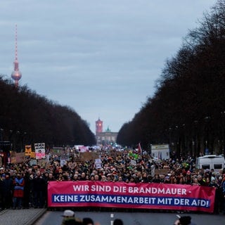 Aus Protest gegen die gemeinsame Abstimmung von CDU und AfD im Bundestag sind am Sonntag wieder Tausende Menschen in Deutschland auf die Straße gegangen.