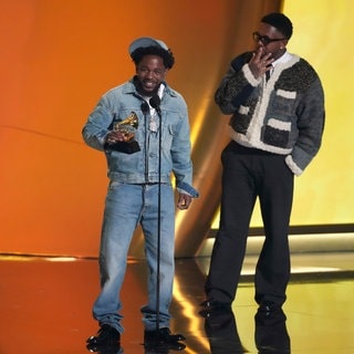 Kendrick Lamar (l) nimmt den Preis für die Aufnahme des Jahres für "Not Like Us" während der 67. Grammy Awards entgegen. Mustard schaut von rechts zu.