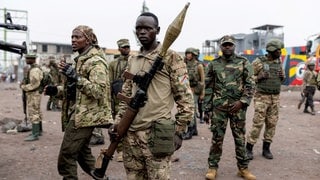 Mitglieder der M23-Rebellen mit Waffen in der Stadt Goma im Ostkongo. Jetzt haben sie eine einseitige Waffenruhe verkündet.