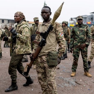 Mitglieder der M23-Rebellen mit Waffen in der Stadt Goma im Ostkongo. Jetzt haben sie eine einseitige Waffenruhe verkündet.