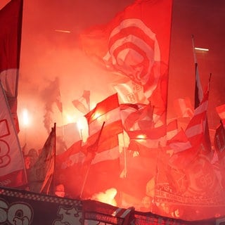 Fans des 1. FC Kaiserslautern zünden Pyrotechnik.