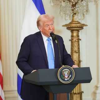 Donald Trump spricht im Weißen Haus bei einer Pressekonferenz mit Benjamin Netanyahu.