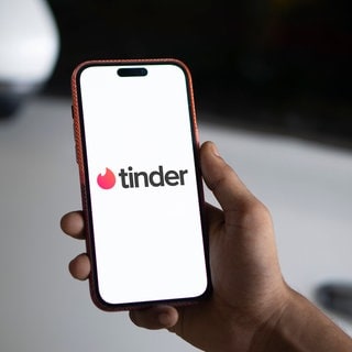 Love Scamming: Betrüger auf Dating-Apps ziehen Millionen ab. 