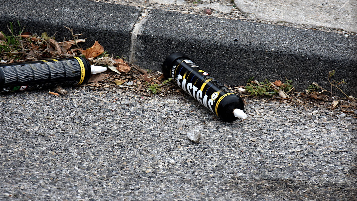 Leere Lachgaskartuschen liegen auf der Straße.