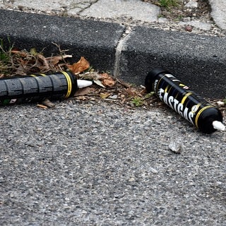 Leere Lachgaskartuschen liegen auf der Straße.