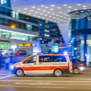 Rettungswagen bei Nacht in der Stadt.