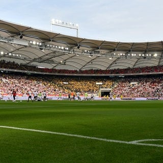 Fußball: Bundesliga, VfB Stuttgart - Borussia Dortmund, 4. Spieltag, MHPArena. Fans sitzen vor dem Spiel im Stadion. (zu dpa: «VfB-Präsident Allgaier zum Aufsichtsratsvorsitzenden gewählt»)