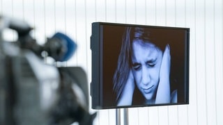 Ein Monitor mit einer Aufklärungskampagne des Bundeskriminalamtes zum Thema Kinderpornografie