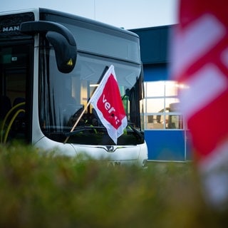 In einigen Regionen Baden-Württembergs wird es Anfang der Woche wieder Warnstreiks im ÖPNV geben. Bei Bussen kann es in BW wegen Streik zu Problemen kommen.