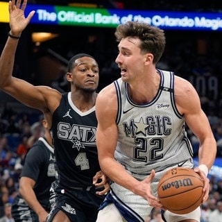 Franz Wagner hat den Ball. Mit den Orlando Magic hat er einen wichtigen Sieg gegen die San Antonio Spurs geholt.