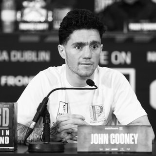 Der irische Boxer John Cooney auf einer Pressekonferenz. Cooney ist nach einer womöglich im Ring zugezogenen Verletzung ums Leben gekommen. Cooney hatte eine Woche vor seinem Tod eine Niederlage gegen den Waliser Howells in Belfast erlitten.