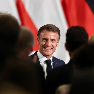 "Bien joué…": Emmanuel Macron, Präsident von Frankreich, lädt zum KI-Gipfel in Paris ein und reagiert auf eigene KI-Videos.