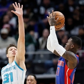 Dennis Schröder (17) wirft gegen Charlotte Hornets-Forward Tidjane Salaun (31) bei seinem ersten NBA-Spiel für sein neues Team, die Detroit Pistons.