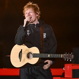 Polizist zieht Ed Sheeran den Stecker. Eigentlich sollte das Straßenkonzert Ed Sheerans Fans für das Konzert am Abend in Bengaluru hypen. Einer hatte aber was dagegen.