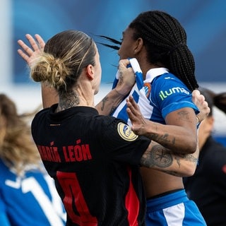 Mapi León vom FC Barcelona soll ihre Gegnerin Daniela Caracas von Espanyol im Schritt angefasst und sie gefragt haben, ob sie einen Penis hat.