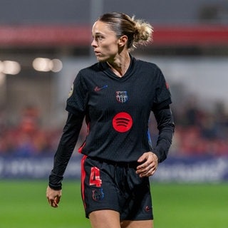 Mapi León vom FC Barcelona soll ihre Gegnerin Daniela Caracas von Espanyol im Schritt angefasst und sie gefragt haben, ob sie einen Penis hat.