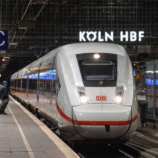 AfD-Werbung auf ICE-Anzeigetafel am Kölner Hauptbahnhof: Auf einer ICE-Anzeigetafel am Kölner Hauptbahnhof wird zur Unterstützung der AfD aufgerufen. Die Bahn spricht von Missbrauch und kündigt weitere Schritte an.