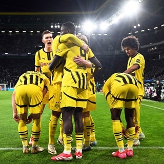 Champions League, Sporting Lissabon - Borussia Dortmund, K.o.-Runde, Zwischenrunde, Hinspiele, Estádio José Alvalade, Dortmunds Serhou Guirassy (M) jubelt mit den Teamkollegen über seinen Treffer zum 0:1.