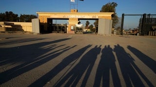 Medienvertreter warten auf palästinensische Gefangene und Verletzte am Grenzübergang Rafah.