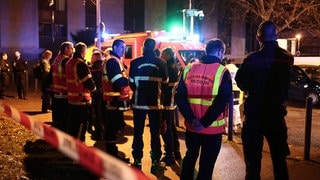 Einsatzkräfte stehen in der Nähe des Explosionsortes vor einer Bar, in die eine Granate geworfen wurde. Mehrere Menschen wurden bei der Explosion in einer Bar verletzt. Die Explosion ereignete sich kurz nach 20 Uhr, wie die Rettungsdienste der Nachrichtenagentur AFP mitteilten.