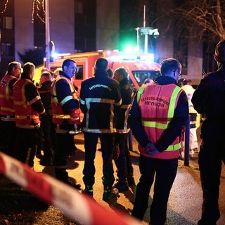 Einsatzkräfte stehen in der Nähe des Explosionsortes vor einer Bar, in die eine Granate geworfen wurde. Mehrere Menschen wurden bei der Explosion in einer Bar verletzt. Die Explosion ereignete sich kurz nach 20 Uhr, wie die Rettungsdienste der Nachrichtenagentur AFP mitteilten.