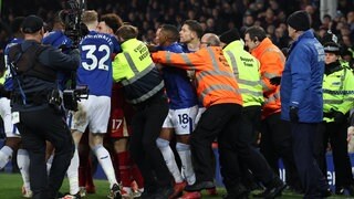 Beim Merseyside-Derby zwischen dem FC Everton und dem FC Liverpool kam es nach Abpfiff zu Rudelbildungen. 