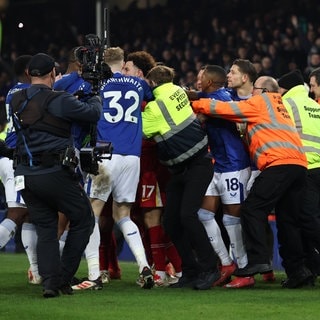 Beim Merseyside-Derby zwischen dem FC Everton und dem FC Liverpool kam es nach Abpfiff zu Rudelbildungen. 