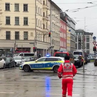 Ein Polizist steht in der Nähe des Einsatzortes. In der Münchner Innenstadt ist ein Fahrzeug in eine Menschengruppe gefahren. Wie die Polizei auf der Plattform X mitteilte, wurden mehrere Menschen verletzt. "Wir sind aktuell mit starken Kräften vor Ort", sagte ein Polizeisprecher.