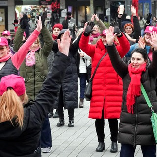 Weltweit tanzen Menschen bei "One Billion Rising" um sich gegen Gewalt an Frauen einzusetzen. 