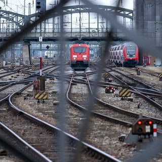 Ein Zug fährt in den Hauptbahnhof München ein. Die Tarifverhandlungen zwischen der Deutschen Bahn (DB) und der Eisenbahn- und Verkehrsgewerkschaft (EVG) gehen in die finale Phase.