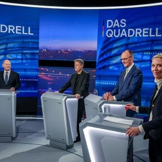 Bundeskanzler Olaf Scholz (l-r, SPD), Robert Habeck (Bündnis 90Die Grünen), Bundesminister für Wirtschaft und Klimaschutz, Friedrich Merz, Unions Kanzlerkandidat und CDU Bundesvorsitzender, und Alice Weidel, Fraktionsvorsitzende der AfD, nehmen am «Quadrell» der TV Diskussion zum Bundestagswahlkampf im Studio teil. Die Live-Sendung bei RTL und NTV moderieren Atalay und Jauch.