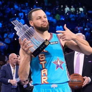 Basketball: NBA Profiliga, All-Star Game. Stephen Curry, Guard der Golden State Warriors, hält die Trophäe des wertvollsten Spielers nach dem NBA-All-Star-Basketballspiel.