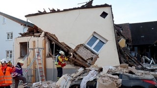 Ein Haus ist in Stutensee-Spöck im Kreis Karlsruhe eingestürzt. Ein 73 Jahre alter Mann ist unter den Trümmerteilen eingeschlossen worden.