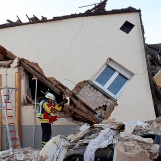 Ein Haus ist in Stutensee-Spöck im Kreis Karlsruhe eingestürzt. Ein 73 Jahre alter Mann ist unter den Trümmerteilen eingeschlossen worden.