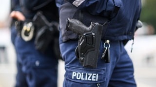 Polizist mit Dienstwaffe: Die Polizei hat einen Mann aus Eichstetten erschossen, der seine Lebensgefährtin und das gemeinsame Kind geschlagen und mit einer Schrotflinte bedroht hat.